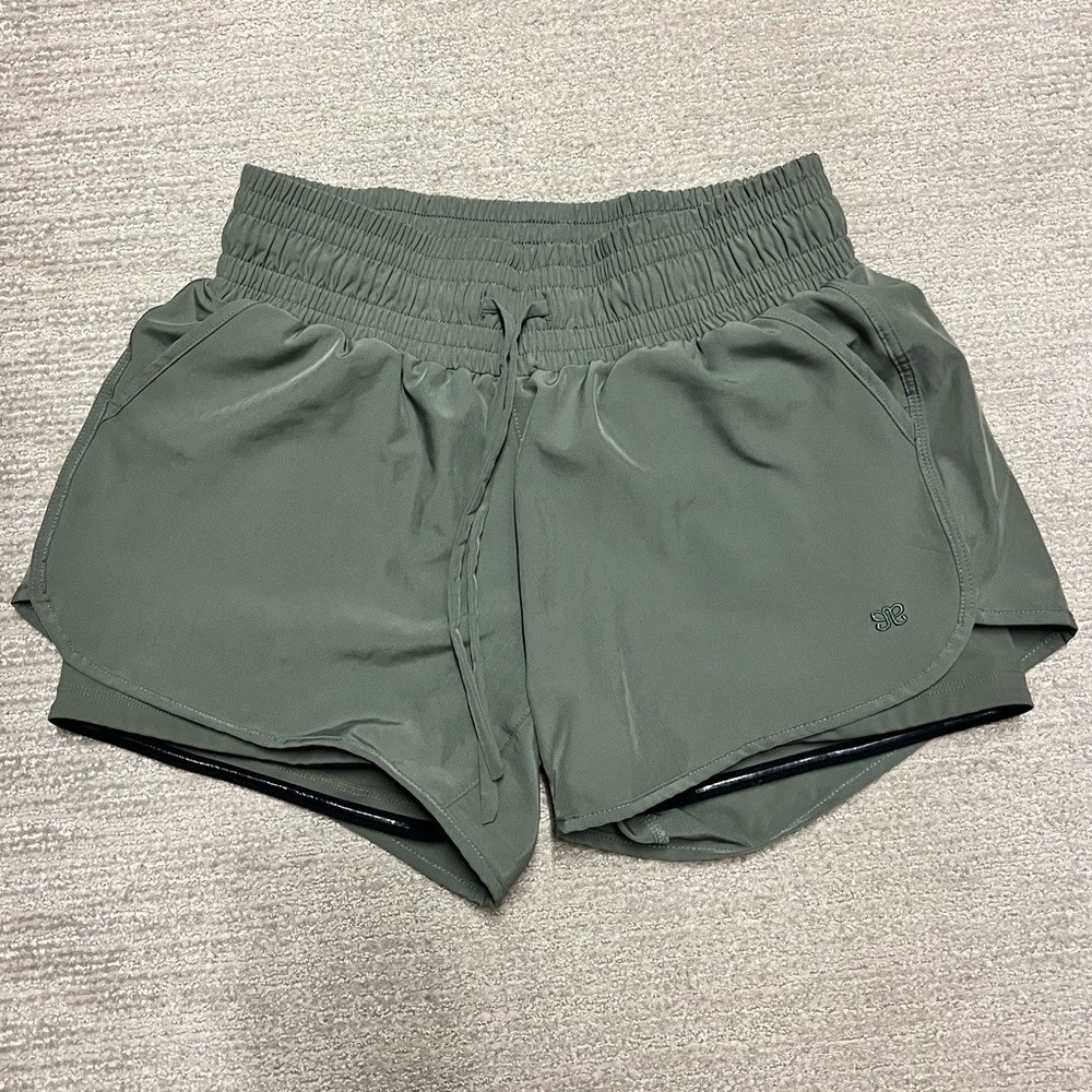Albion Fit Lunge shorts olive green - EUC